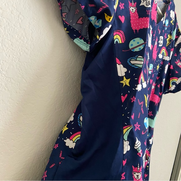 Green Town S scrub top with colorful llama and rainbow print w/ 2 front pockets - Picture 2 of 11